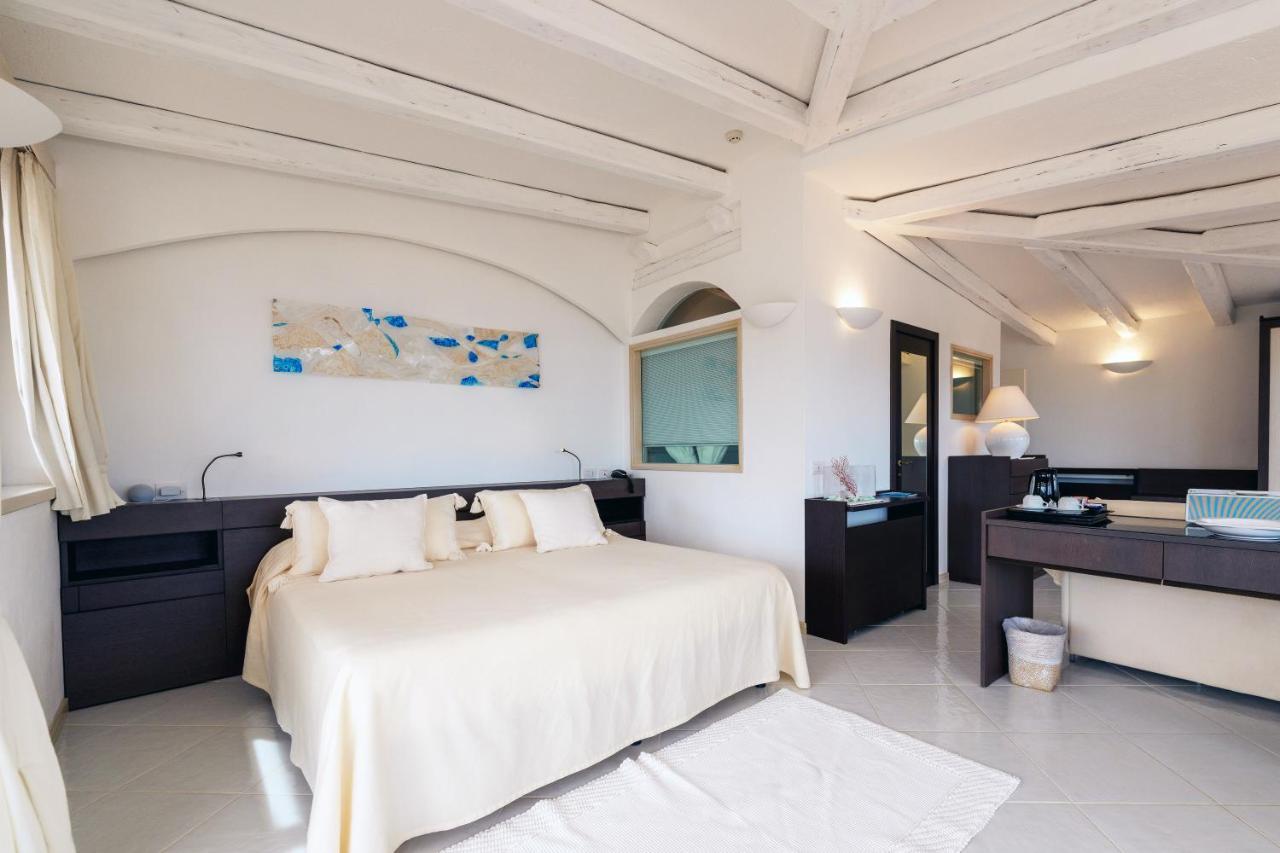 Hotel Punta Est Baja Sardinia Esterno foto