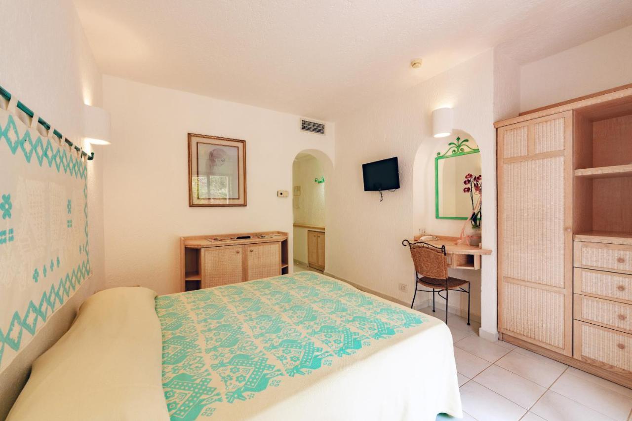 Hotel Punta Est Baja Sardinia Esterno foto