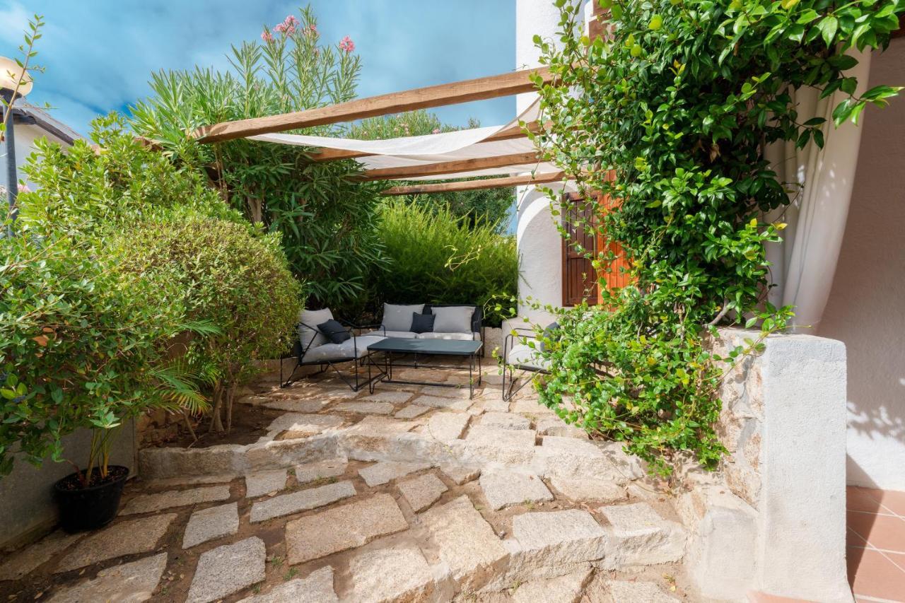 Hotel Punta Est Baja Sardinia Esterno foto