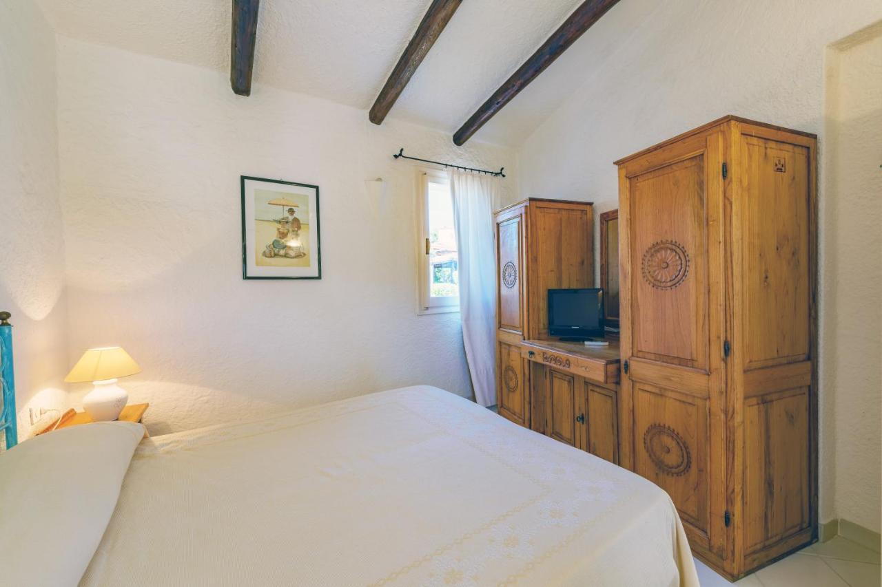 Hotel Punta Est Baja Sardinia Esterno foto