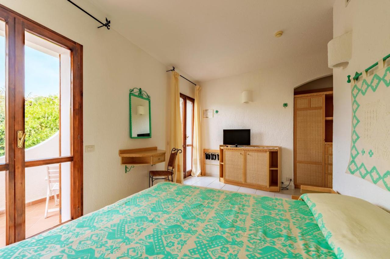 Hotel Punta Est Baja Sardinia Esterno foto