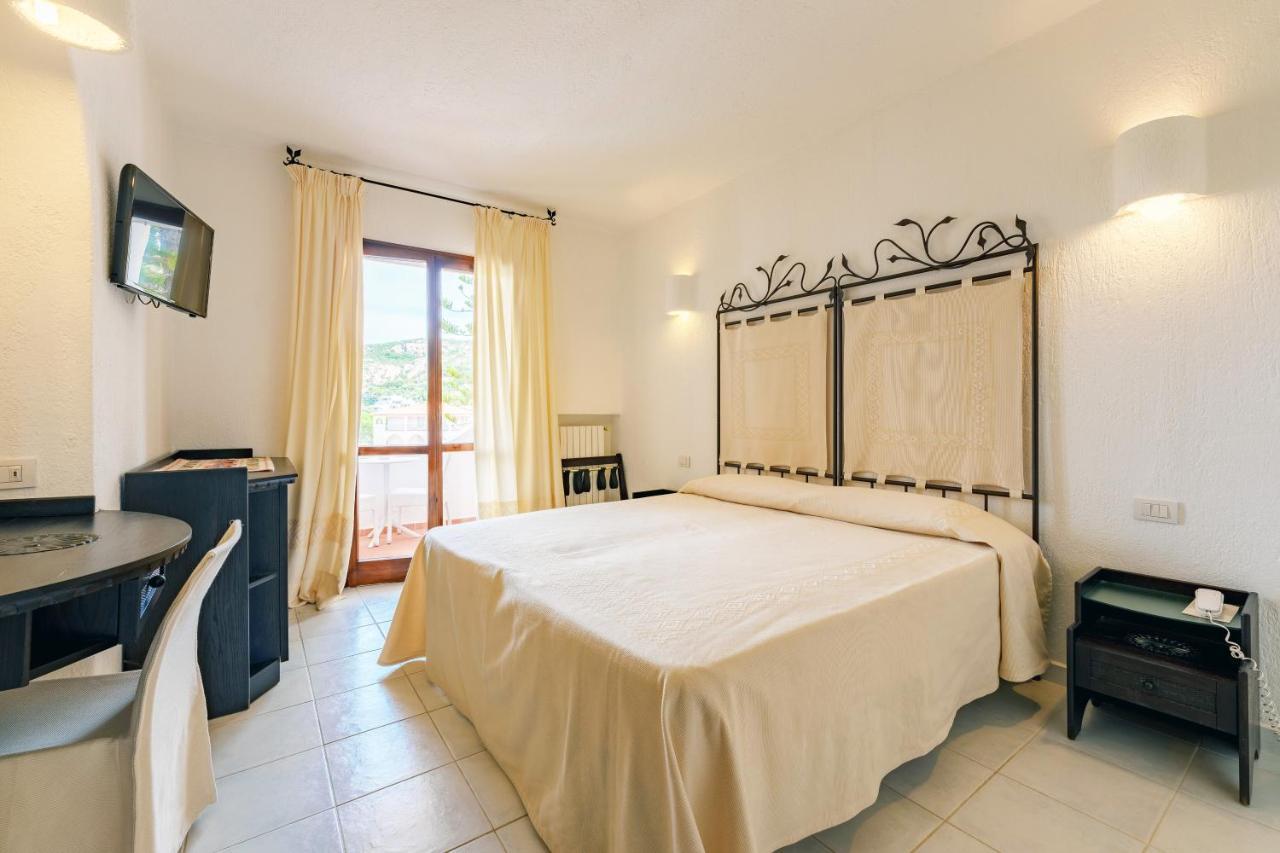 Hotel Punta Est Baja Sardinia Esterno foto