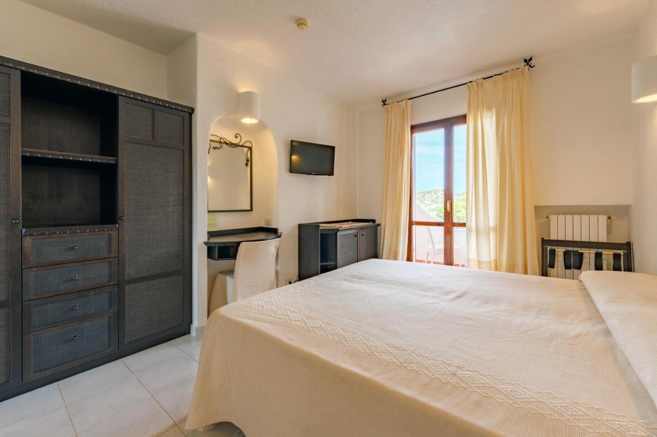Hotel Punta Est Baja Sardinia Esterno foto