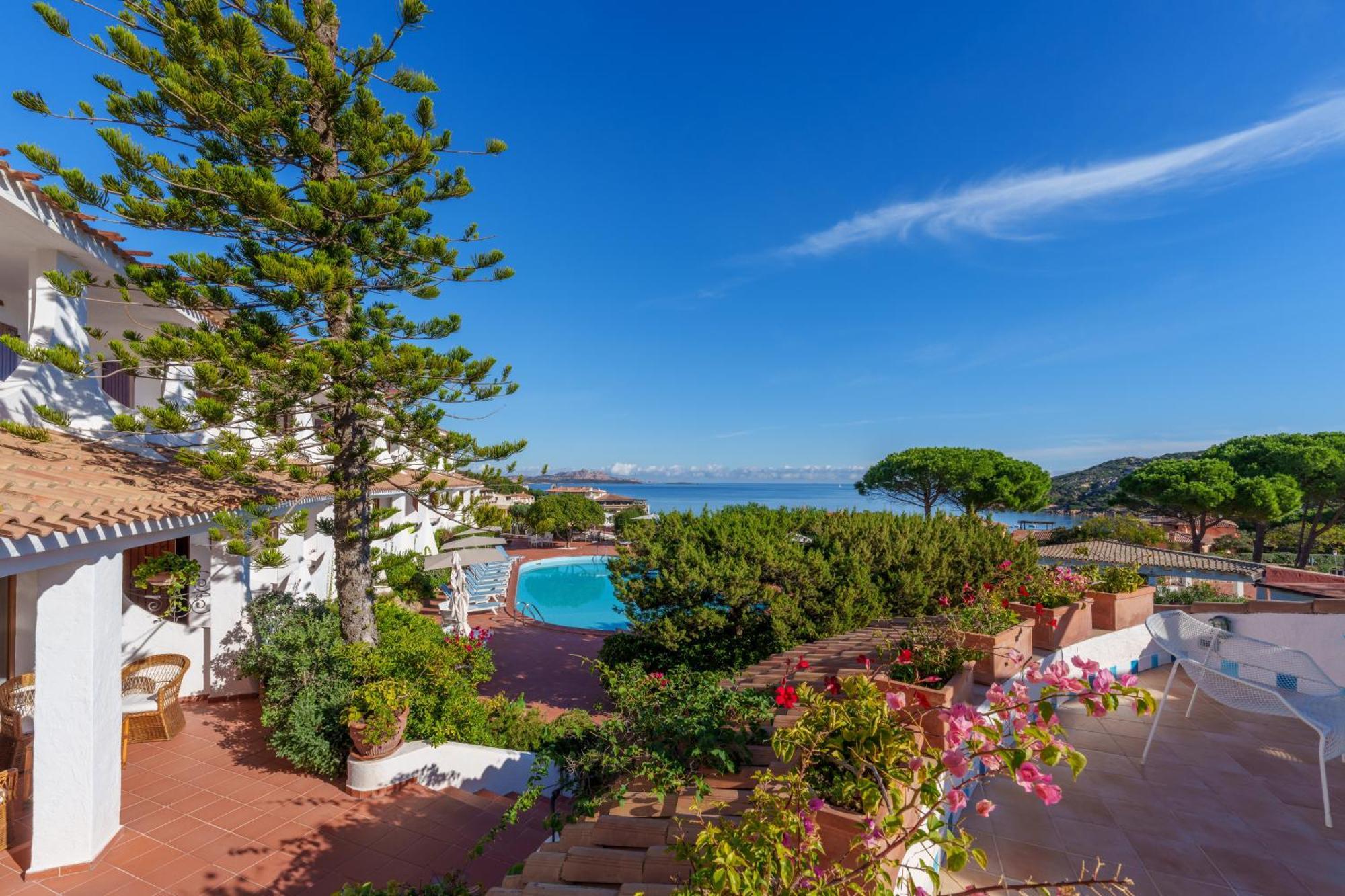 Hotel Punta Est Baja Sardinia Esterno foto