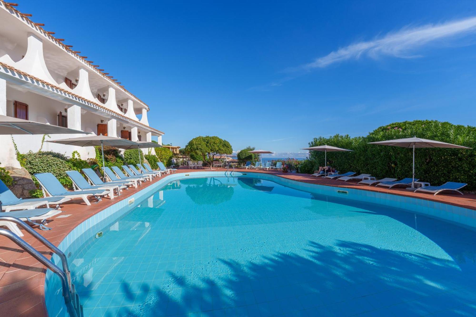 Hotel Punta Est Baja Sardinia Esterno foto