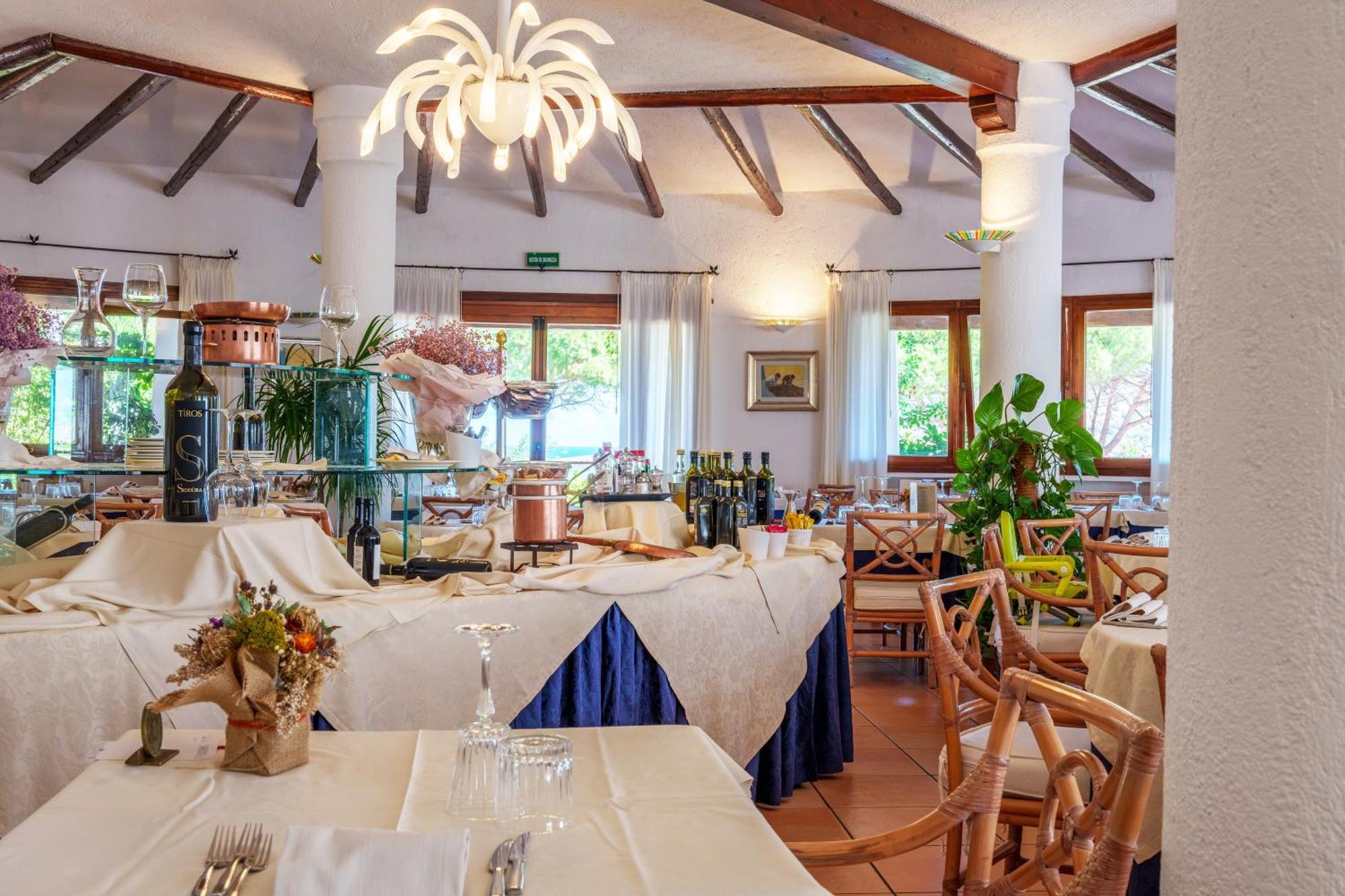 Hotel Punta Est Baja Sardinia Esterno foto