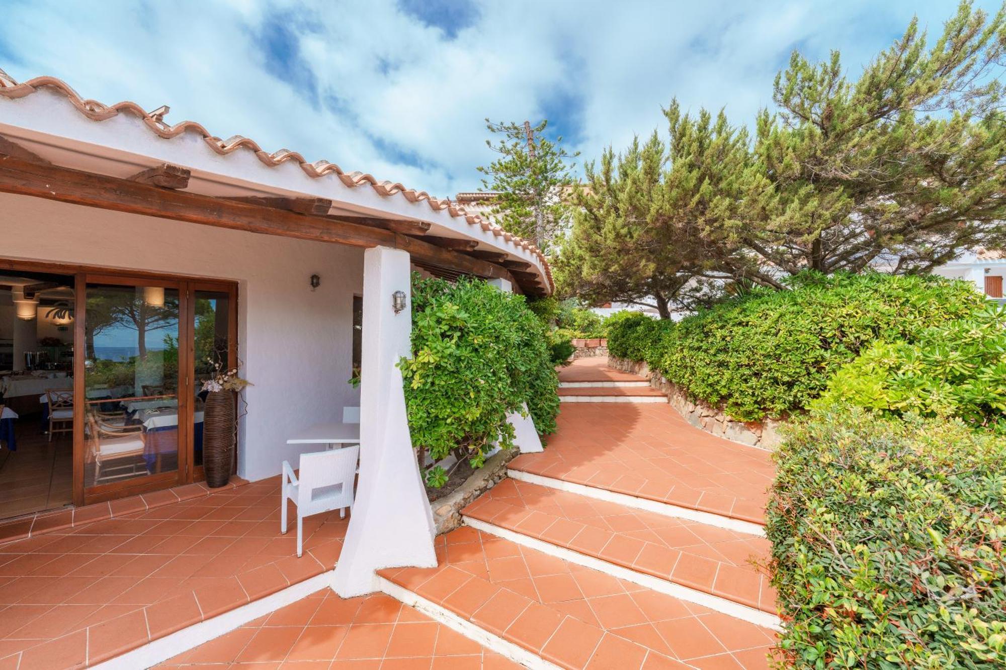 Hotel Punta Est Baja Sardinia Esterno foto