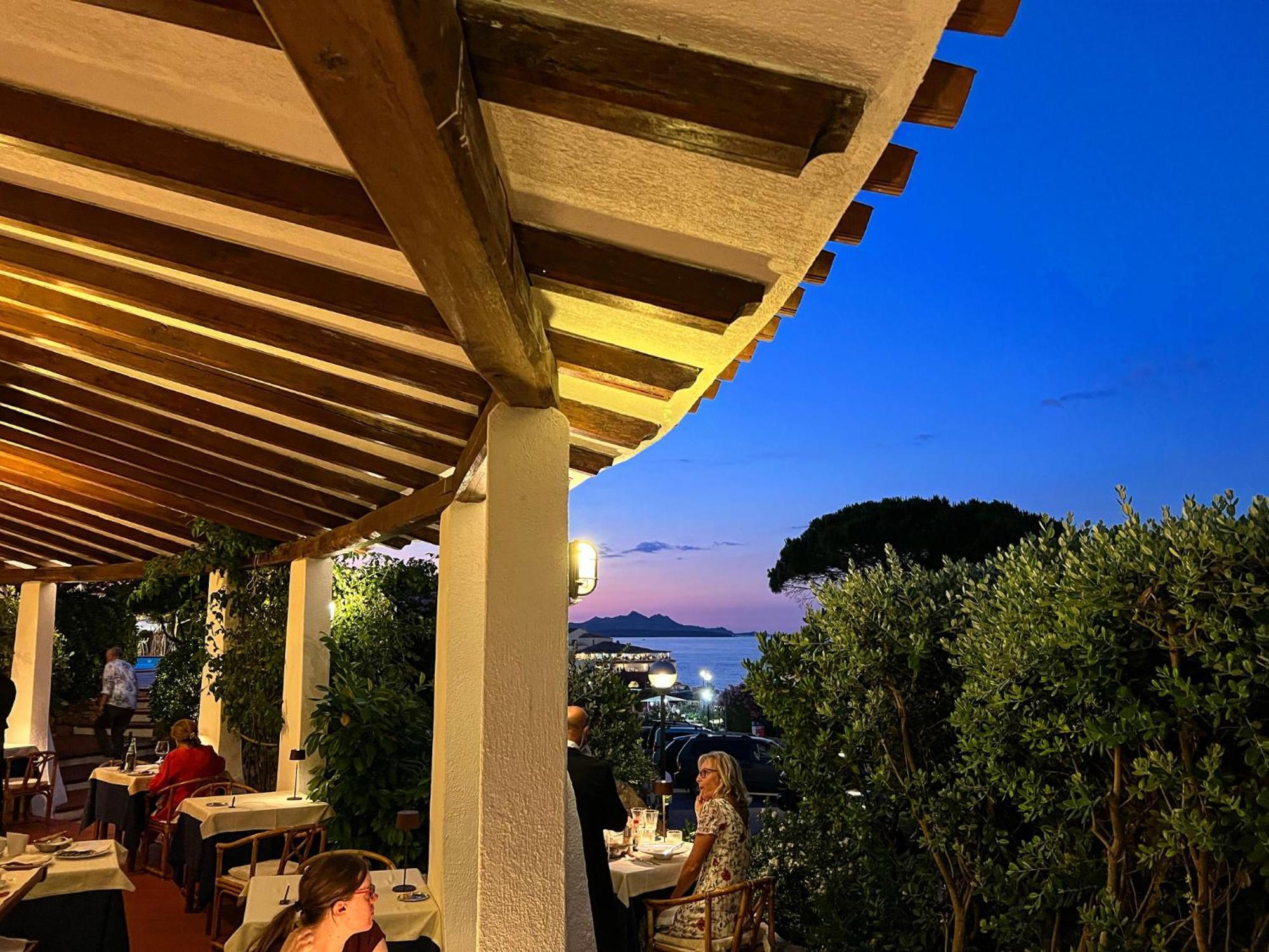 Hotel Punta Est Baja Sardinia Esterno foto