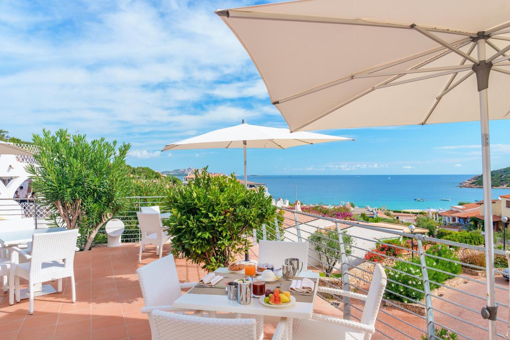 Hotel Punta Est Baja Sardinia Esterno foto