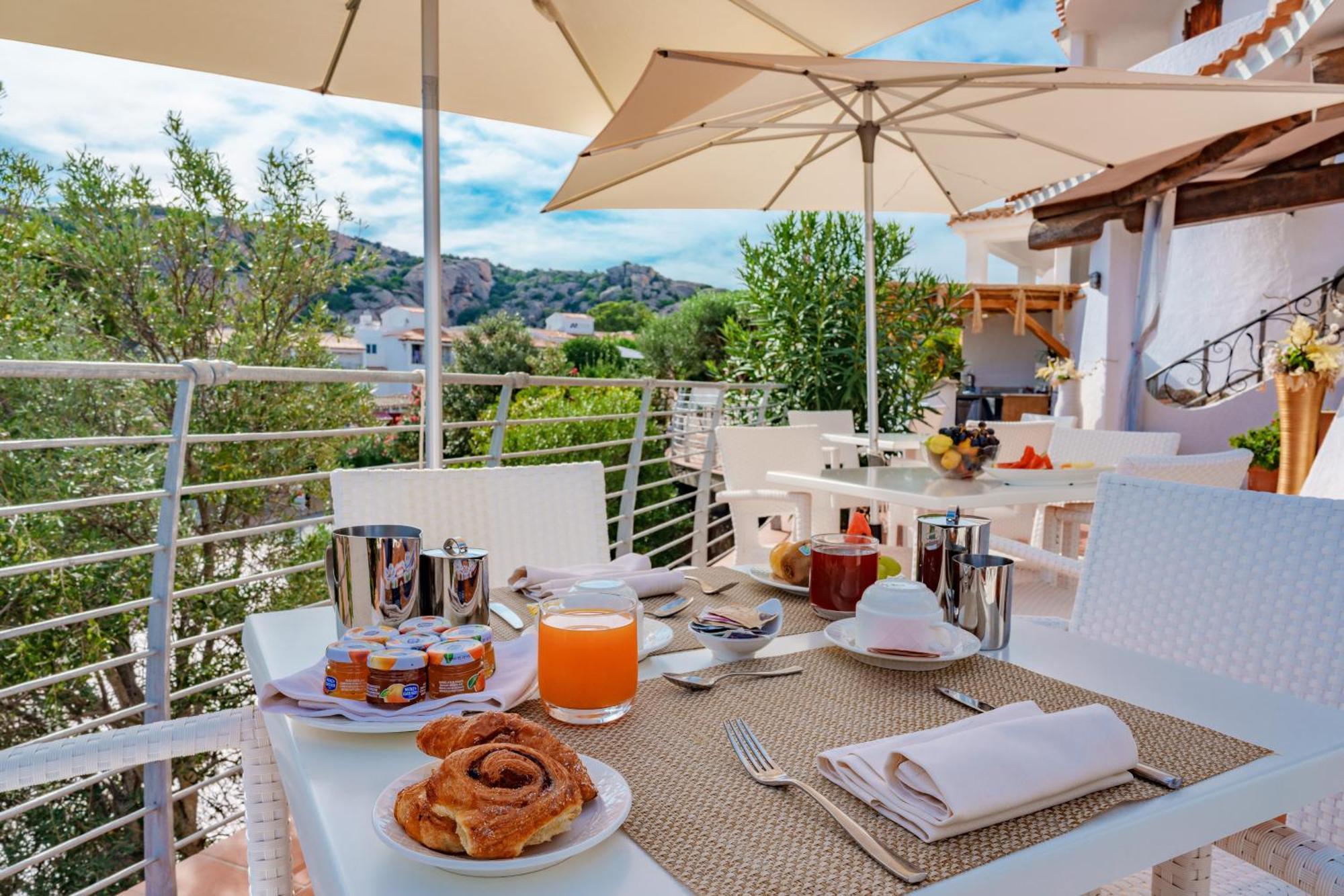 Hotel Punta Est Baja Sardinia Esterno foto