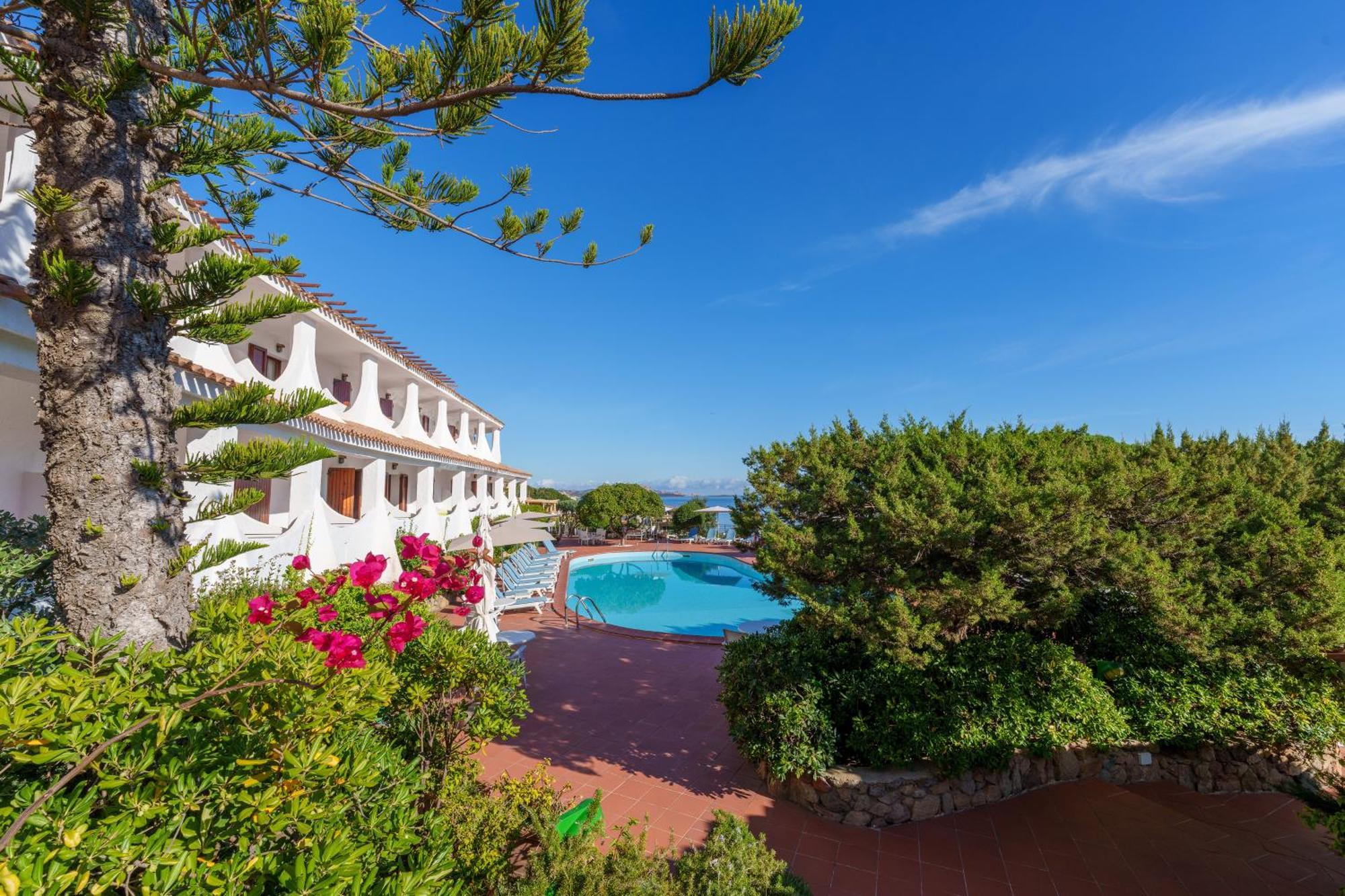 Hotel Punta Est Baja Sardinia Esterno foto