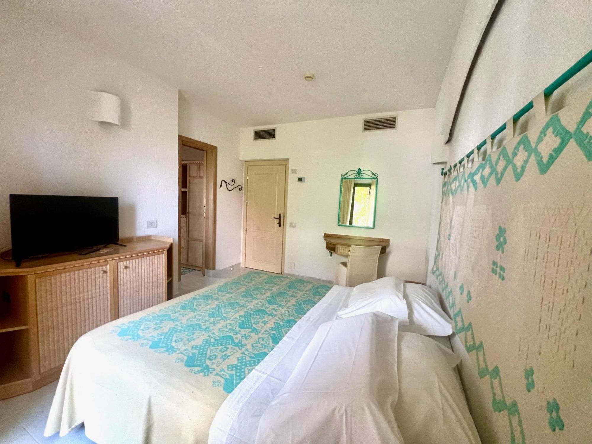Hotel Punta Est Baja Sardinia Esterno foto