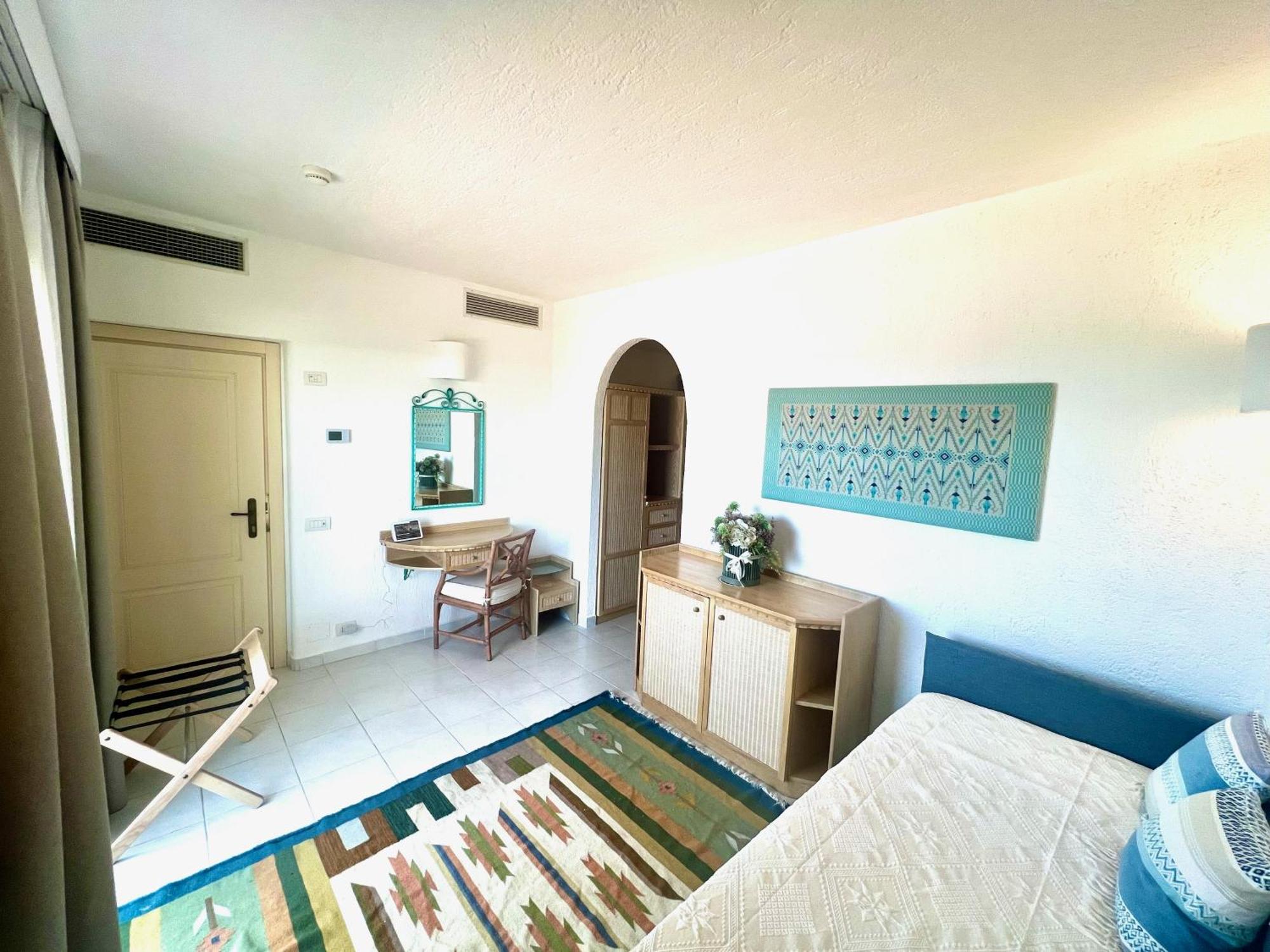 Hotel Punta Est Baja Sardinia Esterno foto