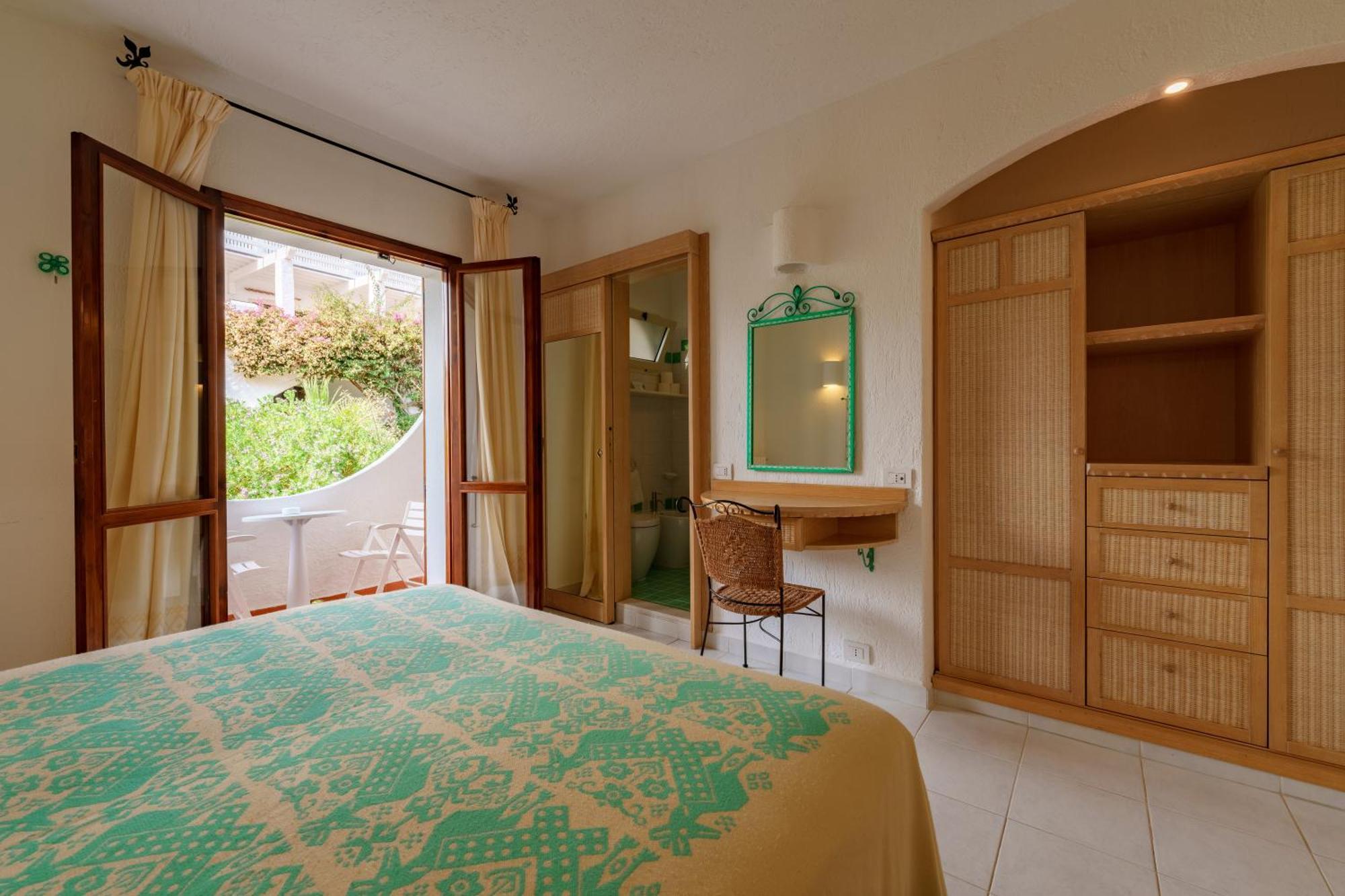 Hotel Punta Est Baja Sardinia Esterno foto