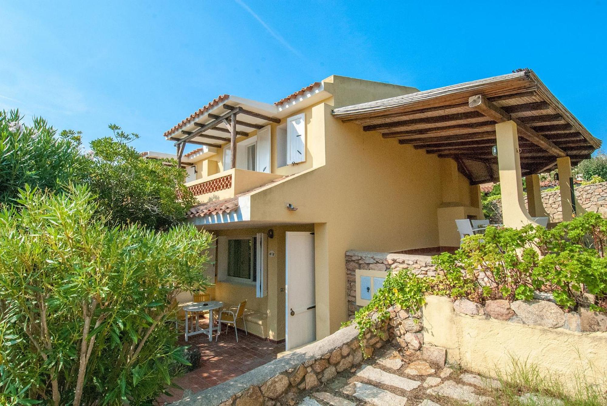 Hotel Punta Est Baja Sardinia Esterno foto