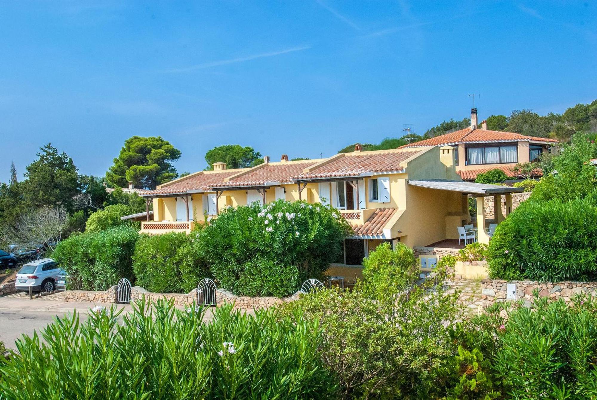 Hotel Punta Est Baja Sardinia Esterno foto