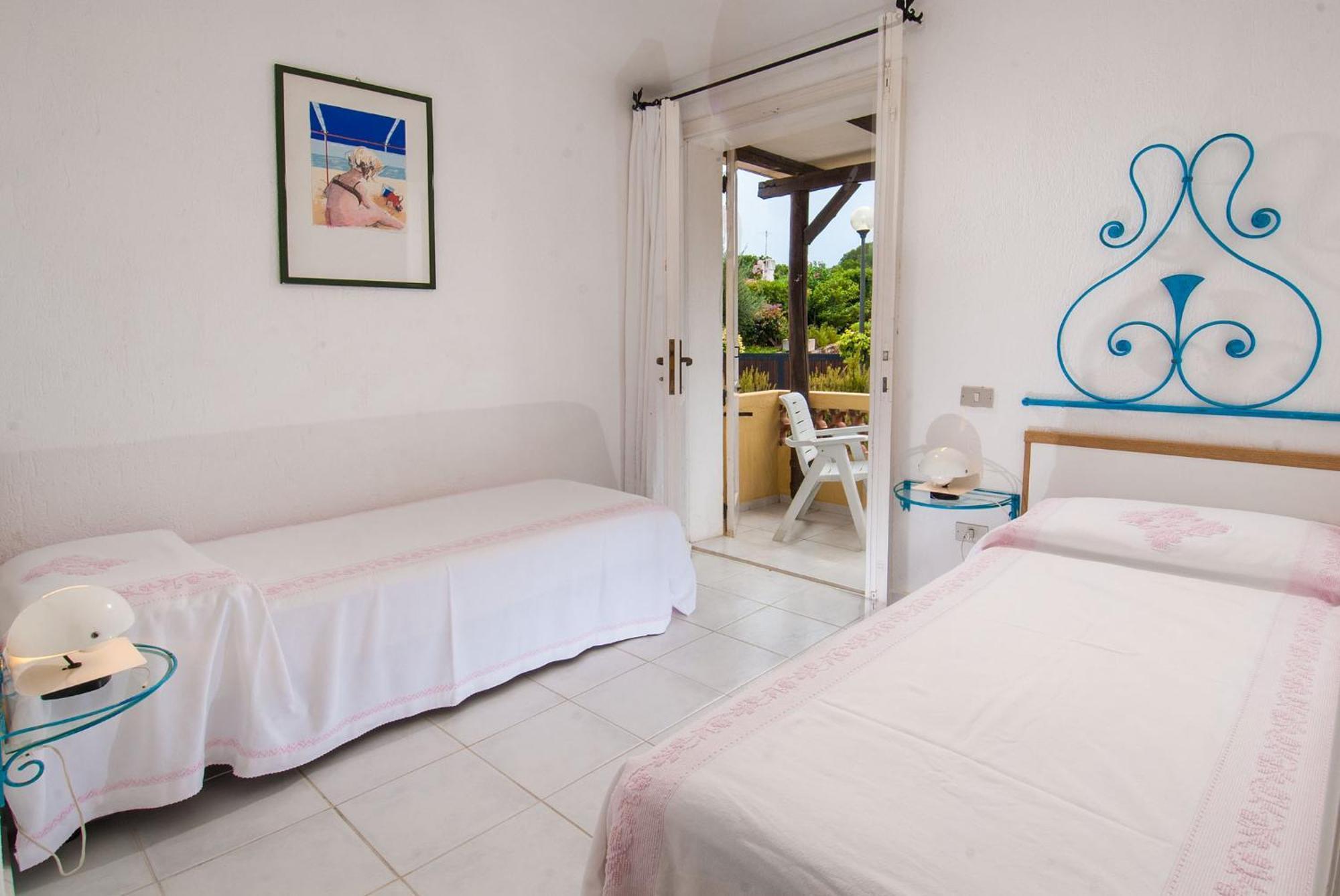 Hotel Punta Est Baja Sardinia Esterno foto
